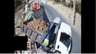 سقوط وحشتناک کامیون هنگام تخلیه شن در تهران + فیلم
