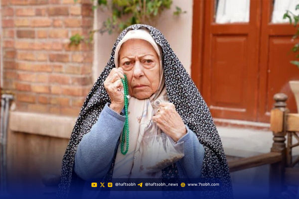 تیپ رنگارنگ و متفاوت ثریا قاسمی در ۸۲ سالگی کنار پسرش