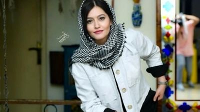 ژست‌های پردیس احمدیه با بهاری‌ترین پیراهن کمدش جلوی دوربین 