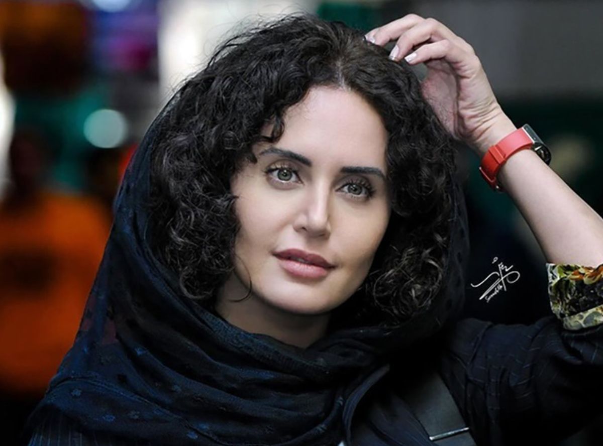 دکوراسیون خانه الناز شاکردوست؛ باغ سرسبز و با صفا و ایوانی با ویو بهشتی