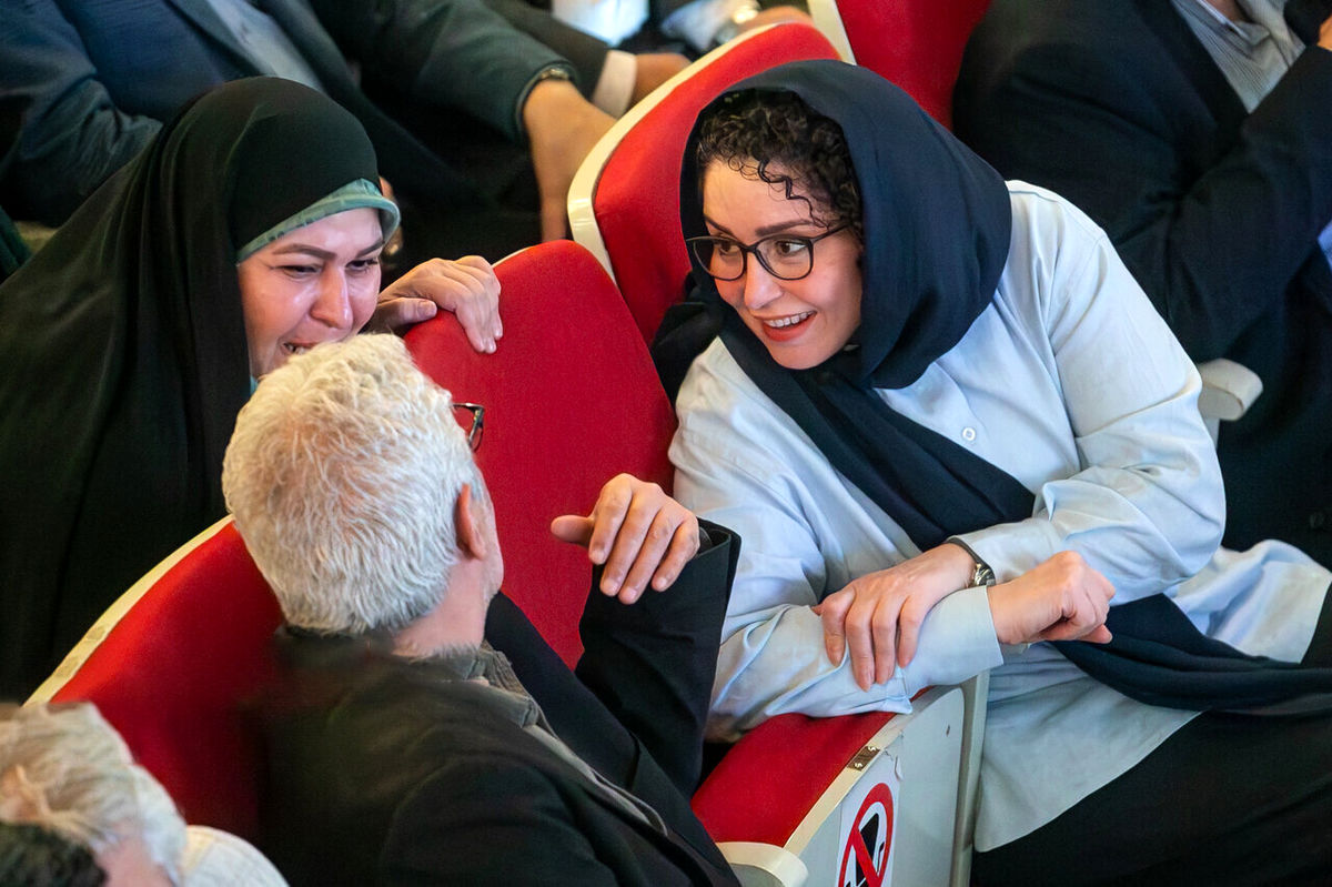 سفر به تاریخ؛ گفتگو «ژاله صامتی» با «زینب، دختر سردار سلیمانی» در یک مراسم