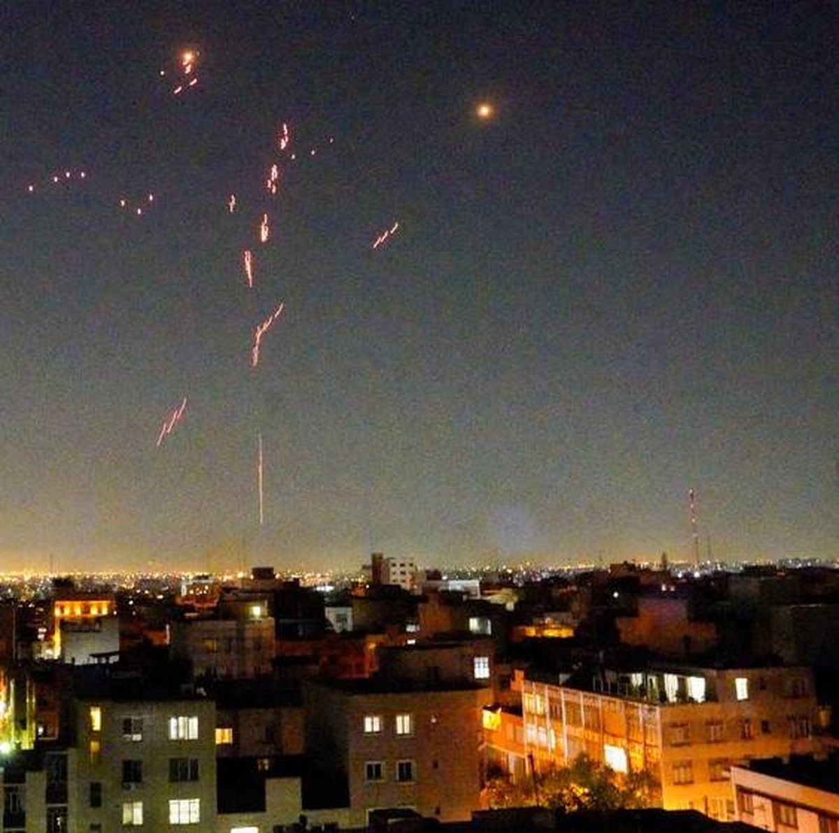پدافند اهواز فعال شد؛ رهگیری ریزپرندههای متخاصم
