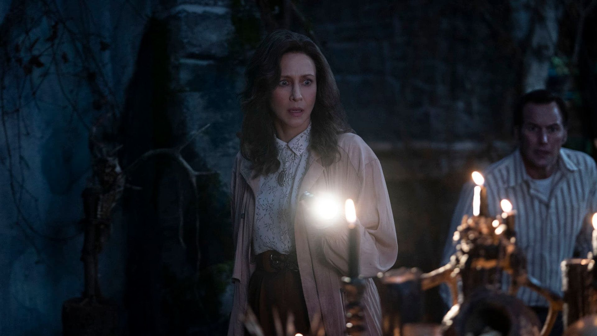ورا فارمیگا در نقش لورین وارن در جستوجوی راز طلسم اهریمنی در فیلم The Conjuring: The Devil Made Me Do It