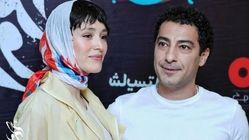 دکوراسیون گرم و شاعرانه خانه نوید محمدزاده و فرشته حسینی؛ اتاق خوابی رو به طلوع صبحگاهی با تابلو هنری دیواری 