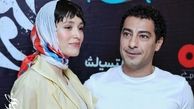 دکوراسیون گرم و شاعرانه خانه نوید محمدزاده و فرشته حسینی؛ اتاق خوابی رو به طلوع صبحگاهی با تابلو هنری دیواری 