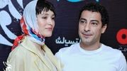 دکوراسیون گرم و شاعرانه خانه نوید محمدزاده و فرشته حسینی؛ اتاق خوابی رو به طلوع صبحگاهی با تابلو هنری دیواری 