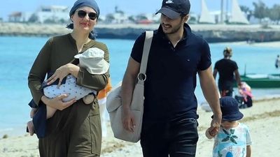 نگاه روز | گلوریا هاردی با تیپ ساده در پشت صحنه تئاتر جدید نازنین بیاتی