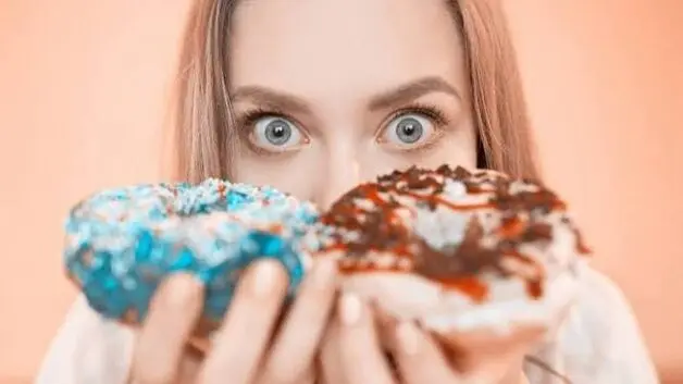 چرا شب ها هوس شیرینی می‌کنیم؟ علت‌ها و راهکارهای کنترل میل به شیرینی