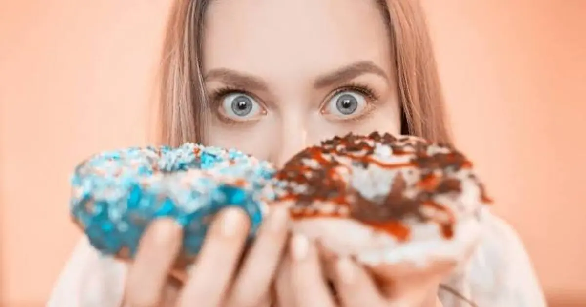 چرا شب ها هوس شیرینی می‌کنیم؟ علت‌ها و راهکارهای کنترل میل به شیرینی
