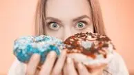 چرا شب ها هوس شیرینی می‌کنیم؟ علت‌ها و راهکارهای کنترل میل به شیرینی