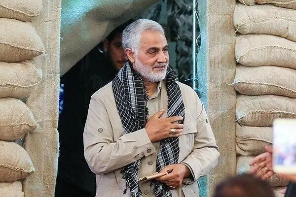 چیدمان ساده و شیک خانه سردار شهید قاسم سلیمانی / از مبلمان با روکش کرم رنگ و فرش اصیل ایرانی تا بوفه های چوبی فندقی و پرده های طلایی طاووسی + عکس ها