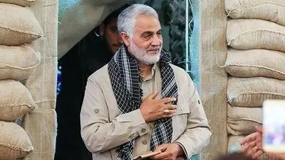 چیدمان ساده و شیک خانه سردار شهید قاسم سلیمانی / از مبلمان با روکش کرم رنگ و فرش اصیل ایرانی تا بوفه های چوبی فندقی و پرده های طلایی طاووسی + عکس ها