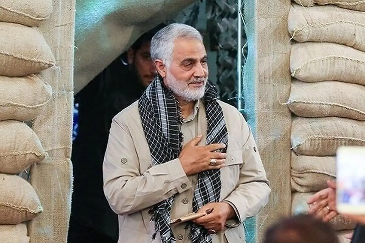 چیدمان ساده و شیک خانه سردار شهید قاسم سلیمانی / از مبلمان با روکش کرم رنگ و فرش اصیل ایرانی تا بوفه های چوبی فندقی و پرده های طلایی طاووسی + عکس ها