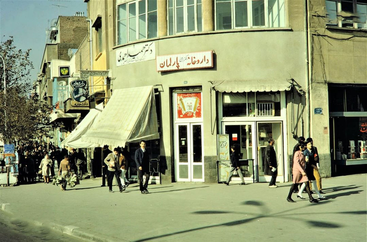 قاب تاریخ| مستشار آلمانی و همسرش در دروازه دولت، دنیای زنان قاجار، تلفن کارتی و فرودگاه مهرآباد دهه40