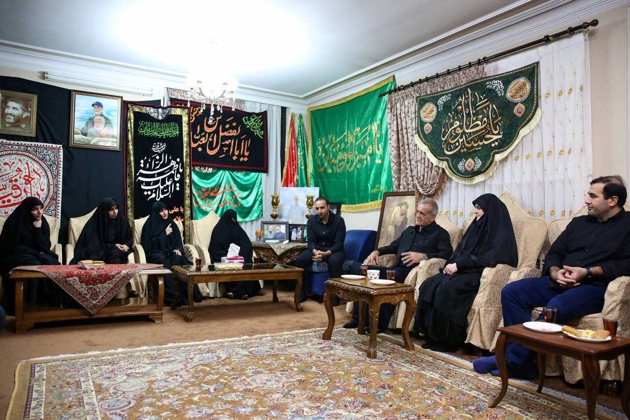 تصاویری از حضور خانوادگی مسعود پزشکیان در خانه شهید سلیمانی
