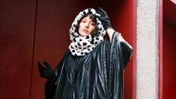 فرشته حسینی با استایلی  عجیب و غریب، جایزه بهترین بازیگر زن را به خانه برد!