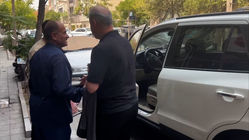 خروج رضا درویش از دفتر باشگاه پرسپولیس برای حضور در یک جلسه مهم