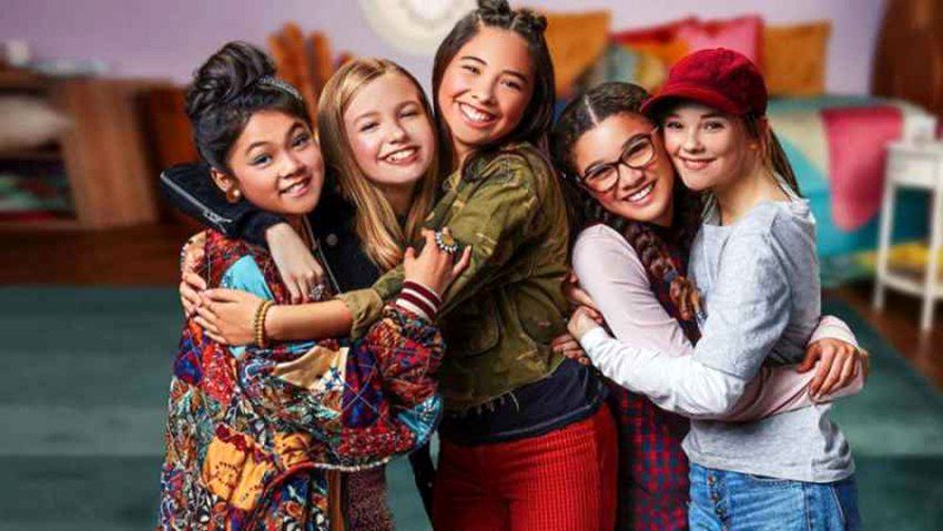 سریال کانون پرستاران بچه – The Baby-Sitters Club با فضایی شاد و موضوعات نوجوان‌پسند، برای تماشا در کنار والدین و فرزندان گزینه‌ای ایده‌آل است. 