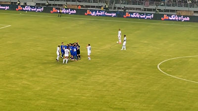 اعتراض هواداران استقلال؛ بطری‌ها به سمت ساپینتو پرتاب شد