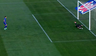 گل اول استقلال به آلومینیوم از روی نقطه پنالتی توسط یاسر آسانی