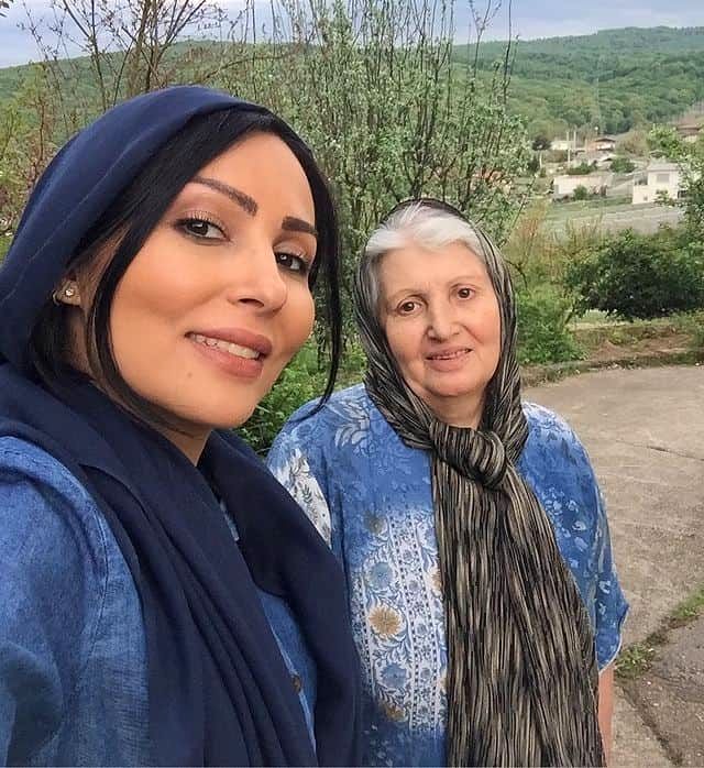 پرستو صالحی با مادرش