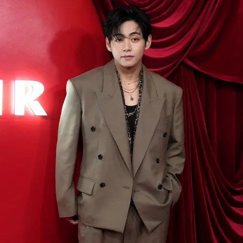 کت و شلوار قهوه‌ای کیم تهیونگ