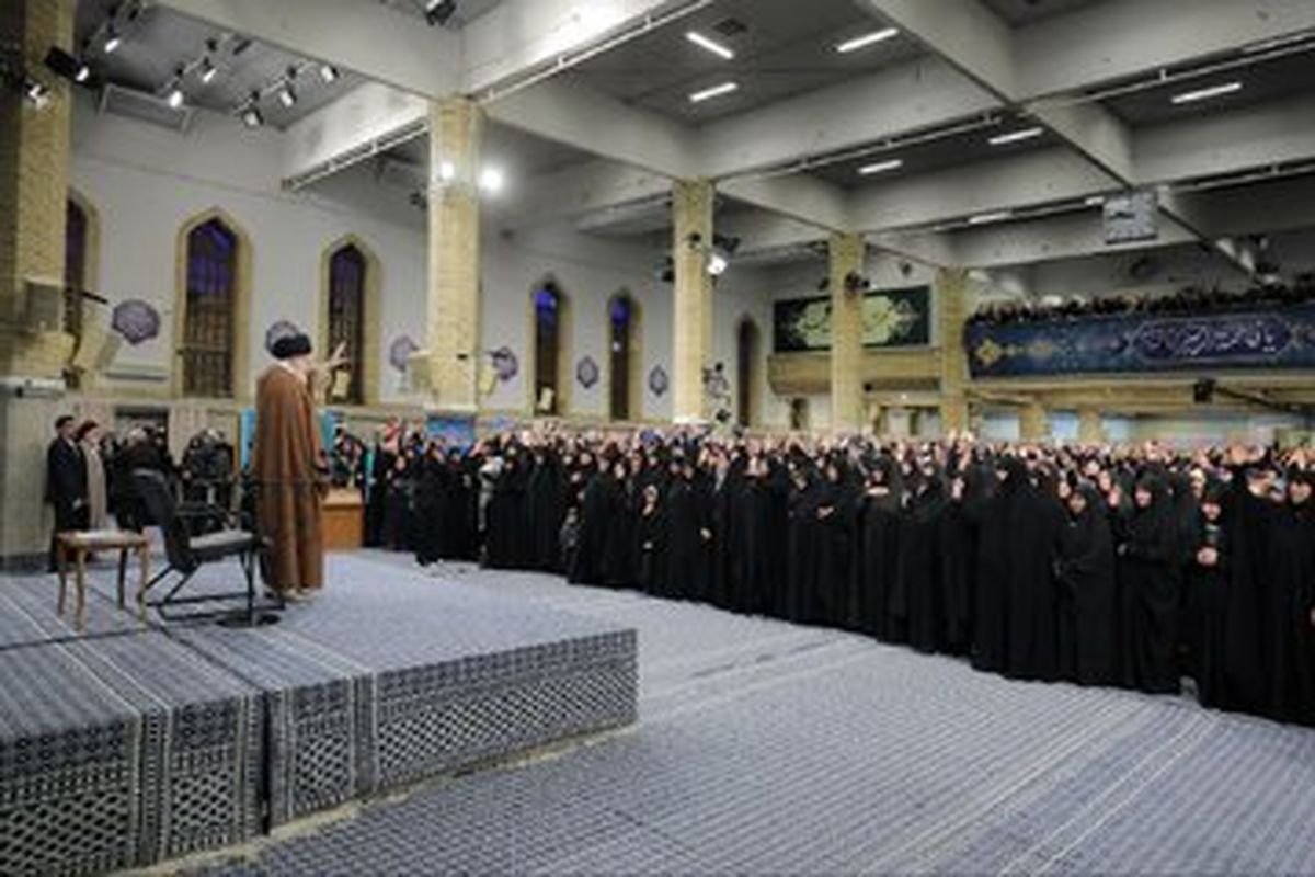 در دیدار امروز زنان و دختران با رهبر انقلاب چه کسانی سخنرانی کردند؟