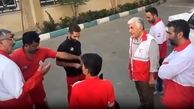 حضور گرم رضا کیانیان در کنار امدادگران هلال احمر (ویدئو)