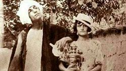 عکسی فانتزی از ۱۳۱۵؛ ژست زوجی با آفتابه و سماور