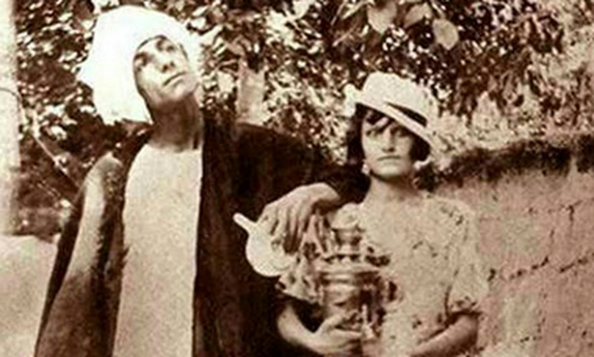 عکسی فانتزی از ۱۳۱۵؛ ژست زوجی با آفتابه و سماور