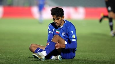 افطار هافبک ازبکی استقلال حین گرم کردن