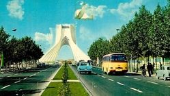 سفر در زمان |  برنامه سینما و تیپ مردم دهه ۵۰ در خیابان ولیعصر!