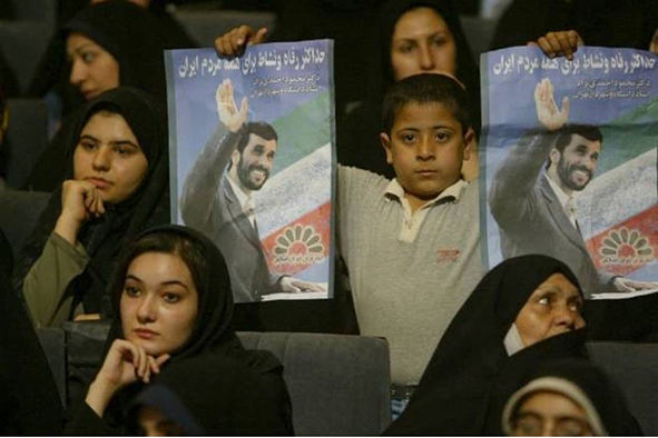 قاب تاریخ| هواداران احمدی‌نژاد، انبار دخانیات و جیانگ زمین