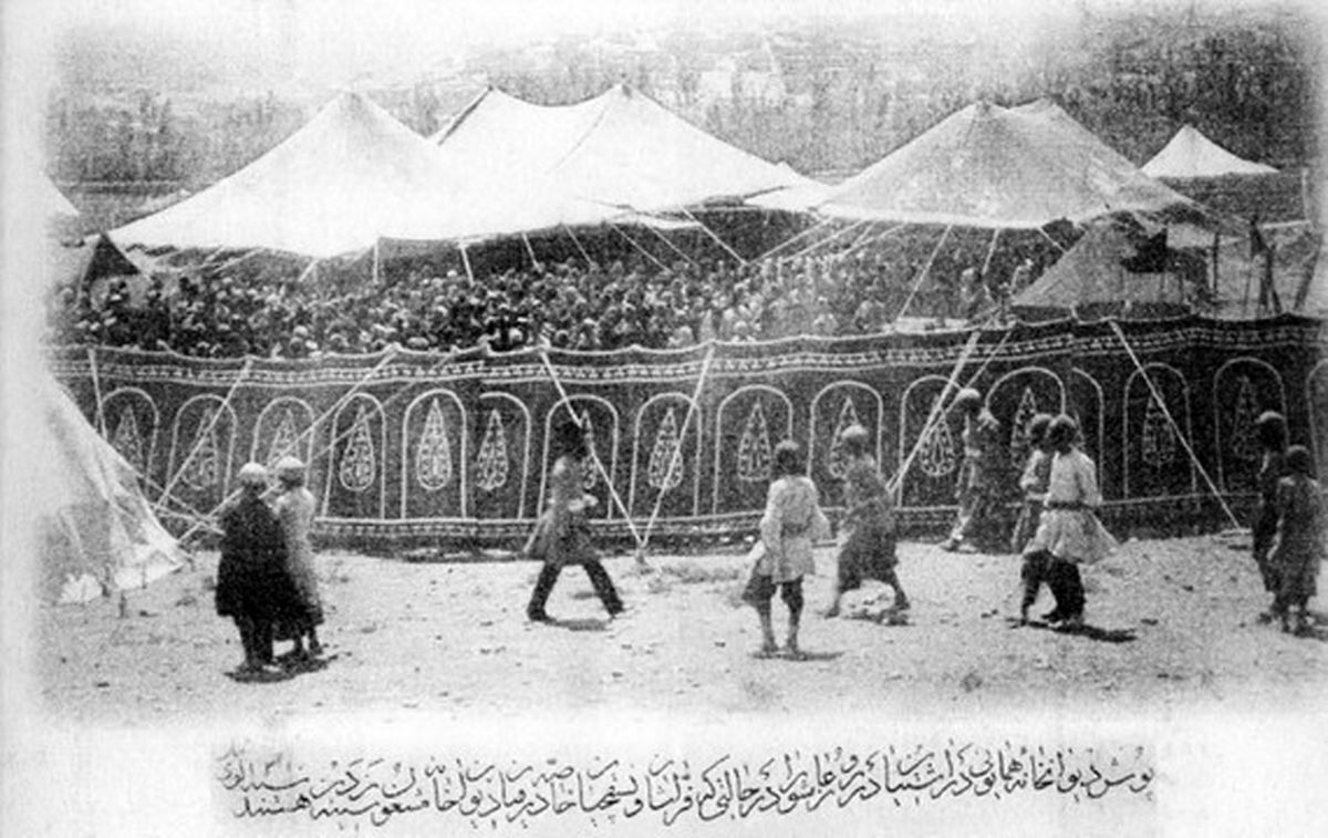 از مجموعه عکسهای کاخ گلستان؛ زنان قاجاری در تکیه کامرانیه