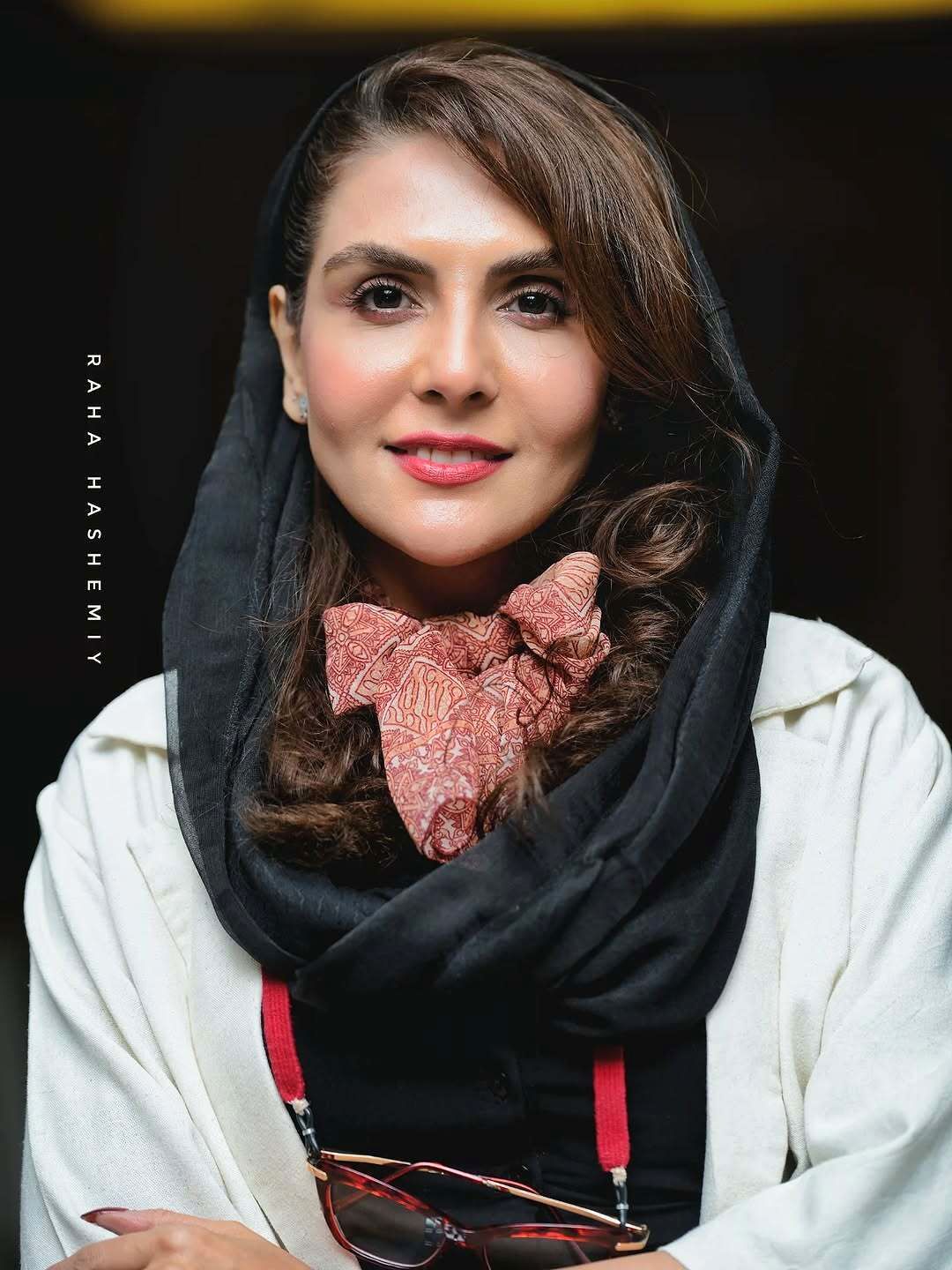 (عکس) استایل رسمی و شیک شیوا مکی‌نیان؛ کت سفید و عینک آویزان در یک رویداد هنری