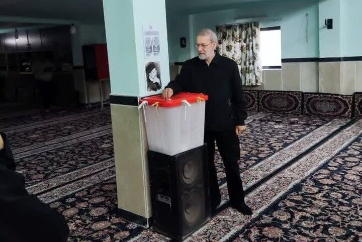 ببینید | شوخی علی لاریجانی با مسئولان شعبه اخذ رای