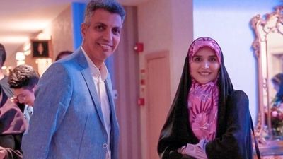 نگاهی به کودکی عادل فردوسی پور با موهای بلند فرفری