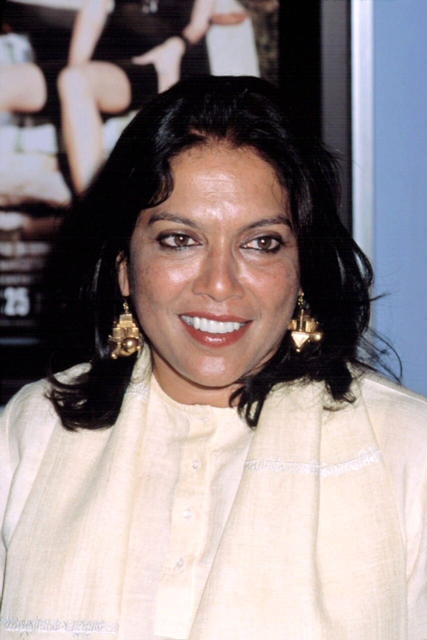 نام خانوادگی اصلی خانواده «نَیّار» بود، اما پدربزرگ او آن را تغییر داد. با این حال، یکی از عموهایش همچنان از نام خانوادگی «نَیّار» استفاده کرد. خانوادهٔ او اصالتی پنجابی دارند و ریشه‌های آن‌ها به شهر دهلی بازمی‌گردد. او در خانواده‌ای هندو پرورش یافت.