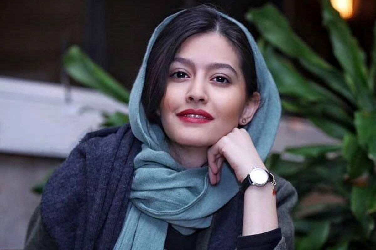 دکوراسیون امروزی خانه پردیس احمدیه؛ از گربه بامزهاش تا بالکنی رویایی