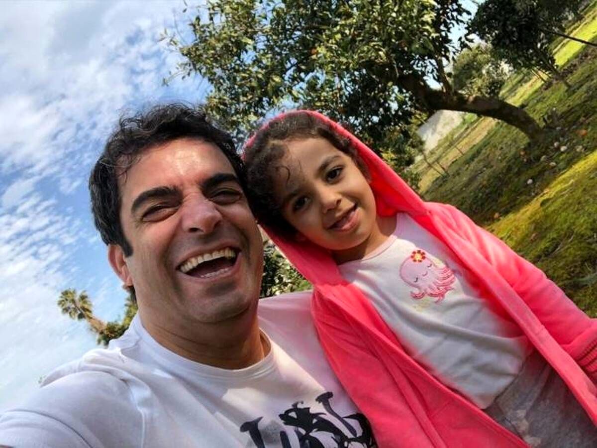 لحظهای خانوادگی و شاد؛ منوچهر هادی در کنار دخترش + عکس