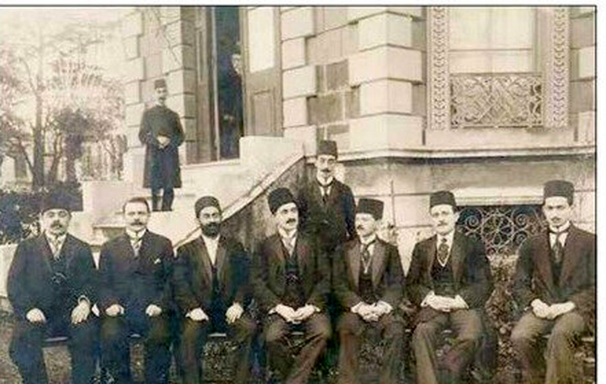 چند دیپلمات ایرانی علاف در پاریس