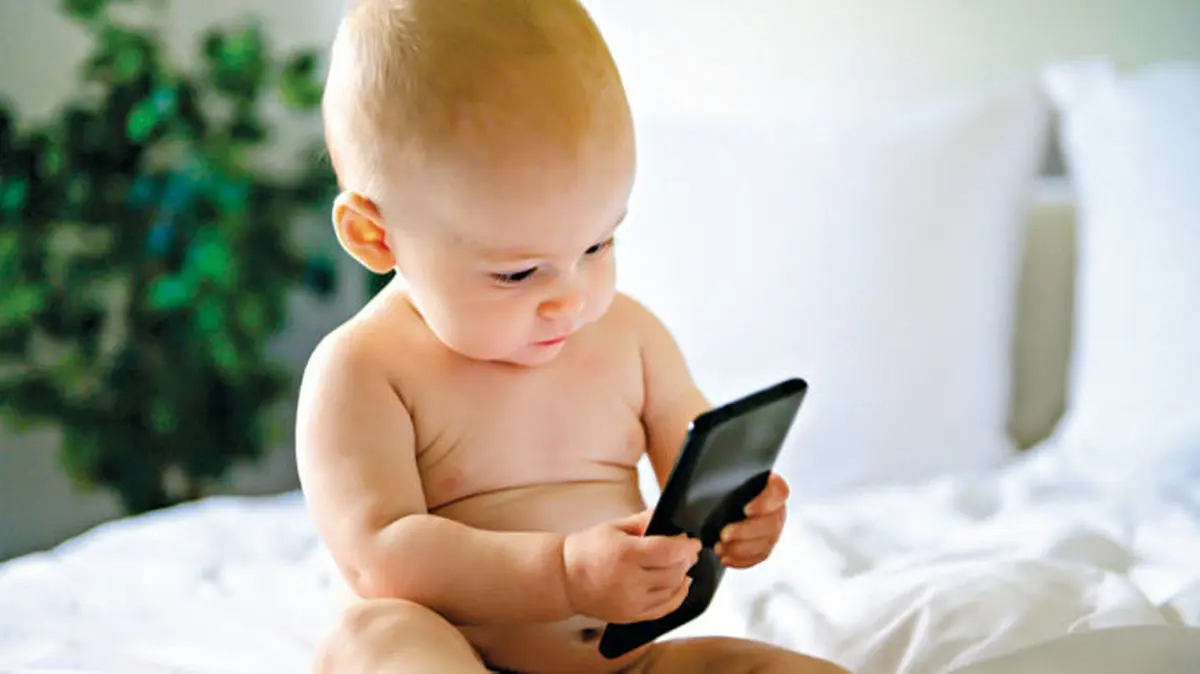 زیادی خیره شدن به موبایل، حرف زدن بچه‌ها را عقب می‌اندازد