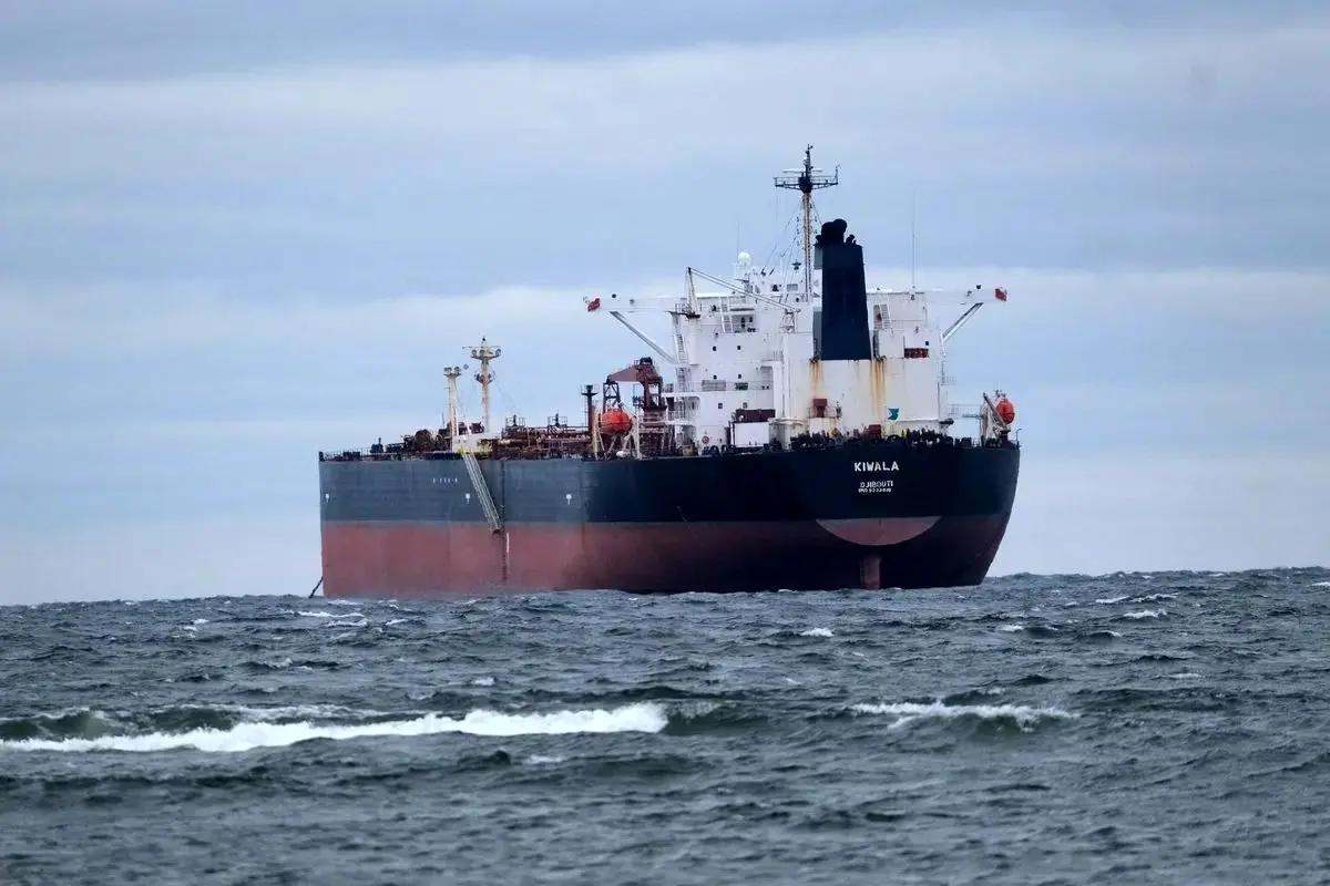 کشتی نفتی عازم روسیه توسط نیروی دریایی استونی توقیف شد (ویدیو)