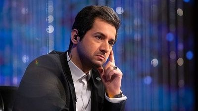 ترس و غافلگیری مجری در برنامه زنده؛ وقتی گربه ناگهان وارد صحنه می شود + فیلم