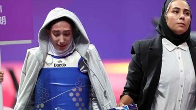 جلسه تاج و‌ وزیر ورزش برای شروع لیگ برتر فوتبال
