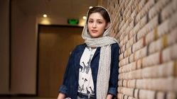 استایل درخشان فرشته حسینی بازیگر افغانستانی در کابل؛ حضور خانم بازیگر در کمپ افغانی‌ها