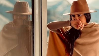 ژست و استایل بهنوش طباطبایی در طبیعت شیراز