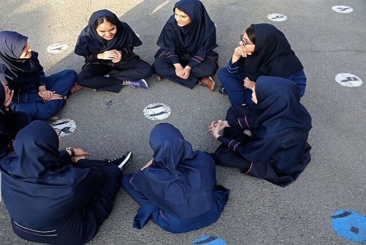 چرا نوجوانان از خانواده فاصله میگیرند و جذب دوستانشان میشوند؟