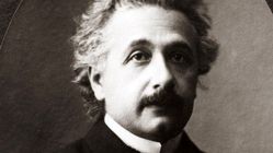 سفر در زمان؛ «انیشتین در حال پیاده روی در برلین آلمان»؛ سال 1299