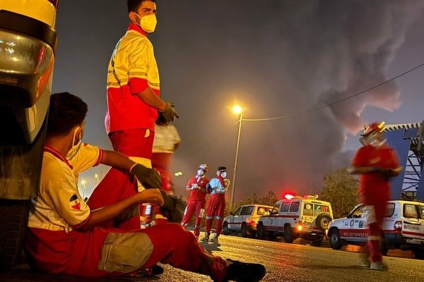 عملیات امدادگران هلال احمر در حادثه اسکله رجایى